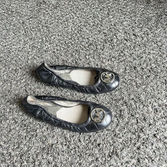 Michael Kors Fulton Quilted Leather Ballet Flats Metallic Silver MK Logo 7 M - Picture 3 of 10